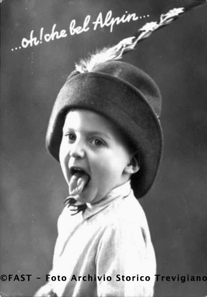 Ritratto di bambino con cappello da Alpino